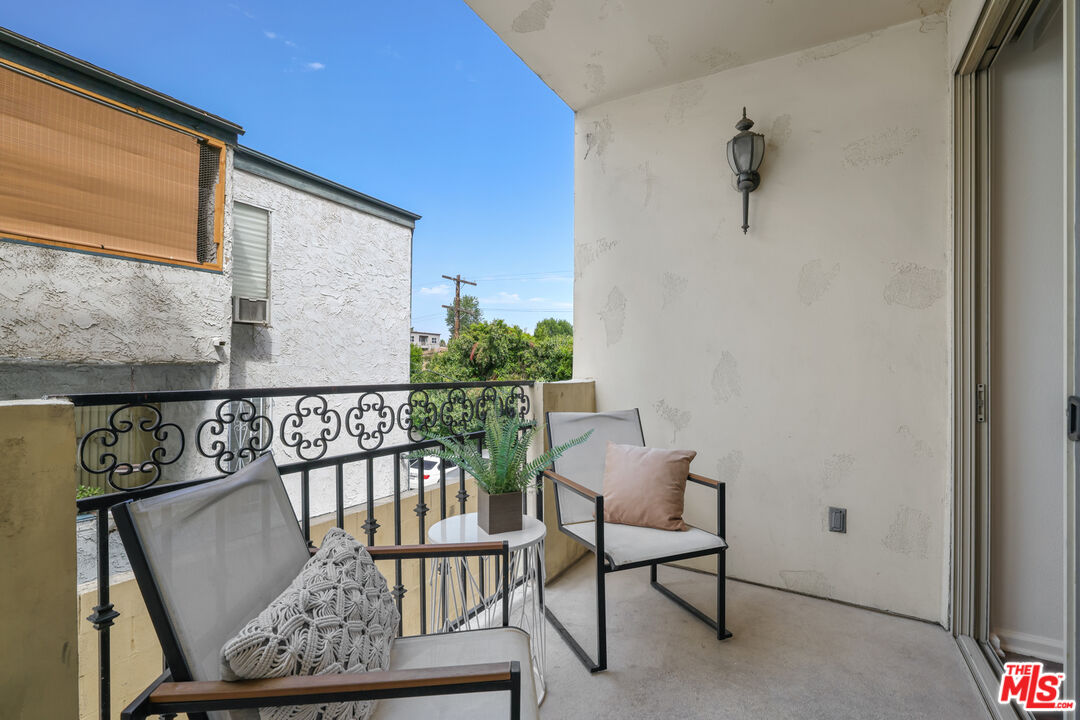 12407 Moorpark St Unit: 102