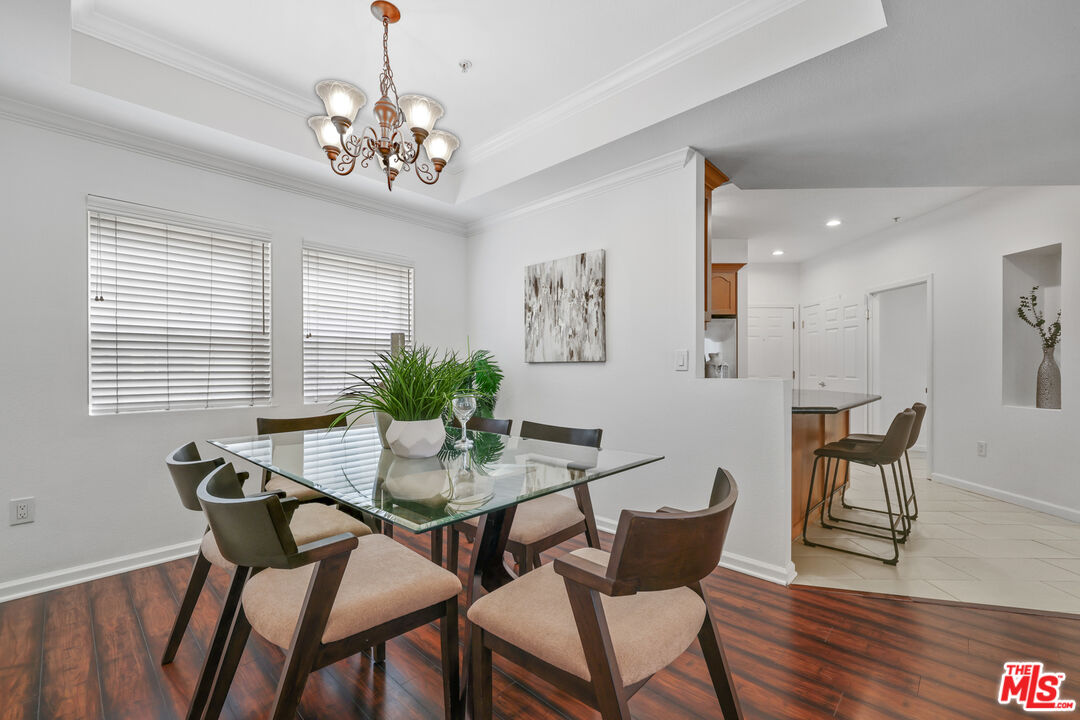 12407 Moorpark St Unit: 102