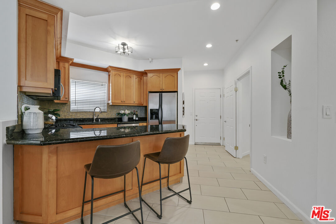 12407 Moorpark St Unit: 102