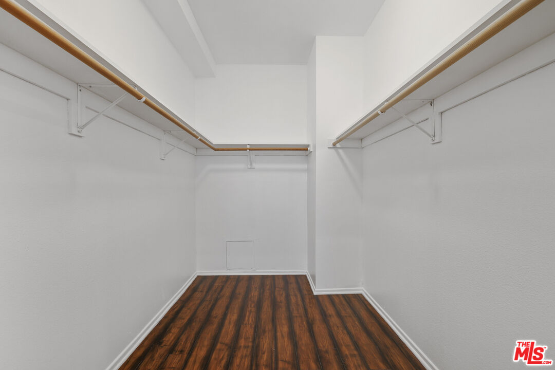 12407 Moorpark St Unit: 102