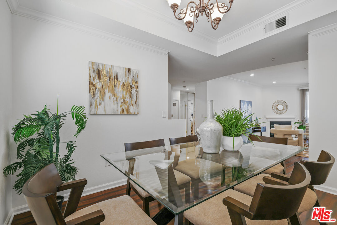 12407 Moorpark St Unit: 102