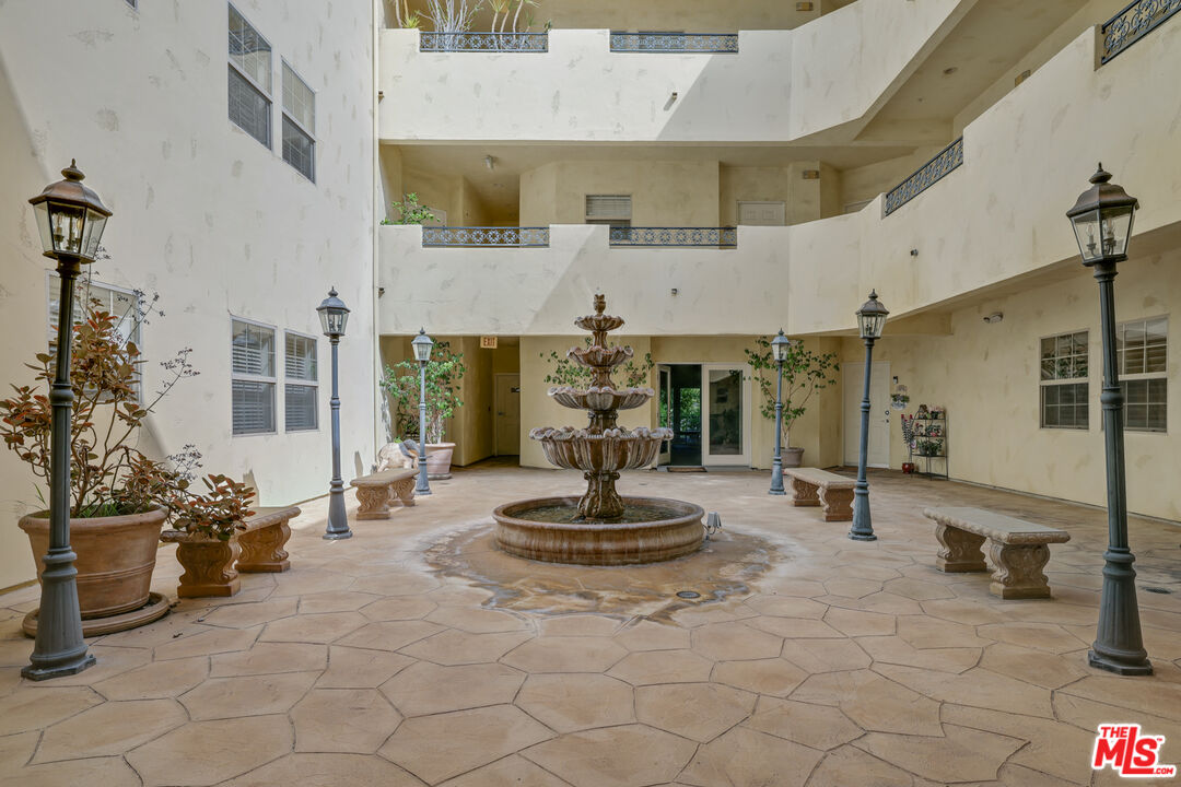 12407 Moorpark St Unit: 102