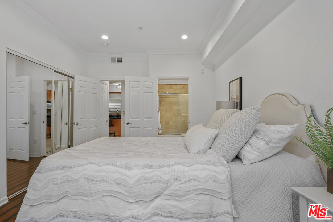 12407 Moorpark St Unit: 102