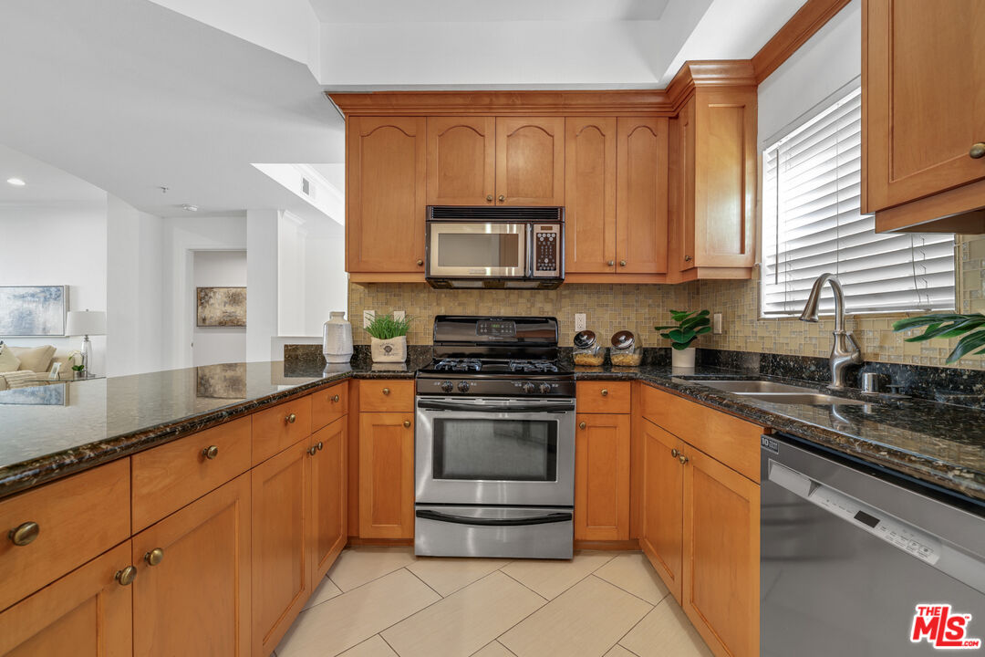 12407 Moorpark St Unit: 102