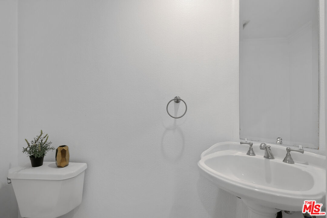 12407 Moorpark St Unit: 102