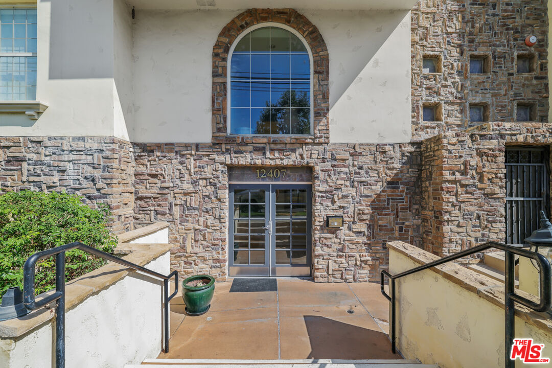 12407 Moorpark St Unit: 102