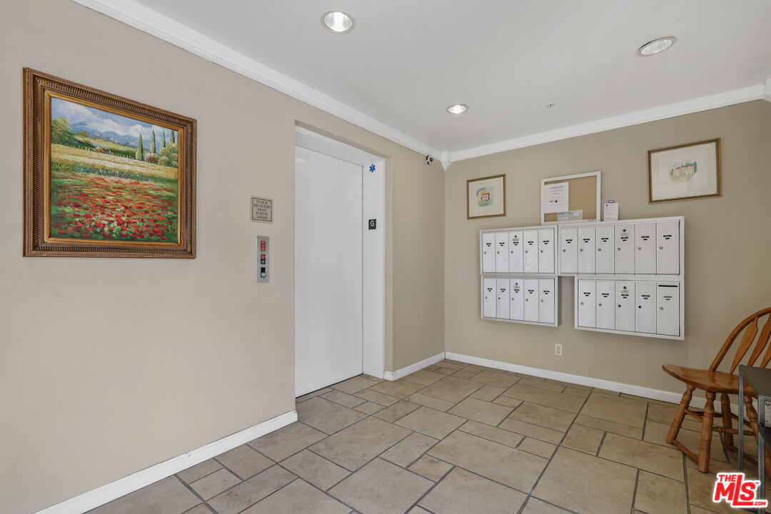 12407 Moorpark St Unit: 102