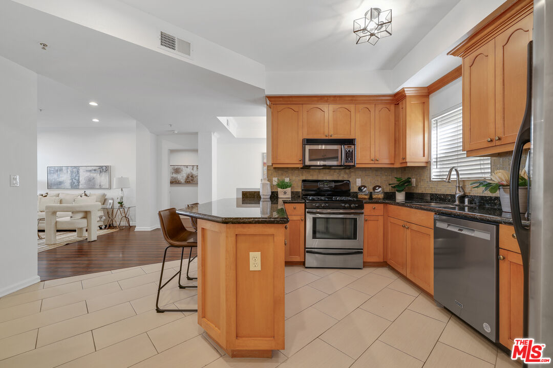 12407 Moorpark St Unit: 102