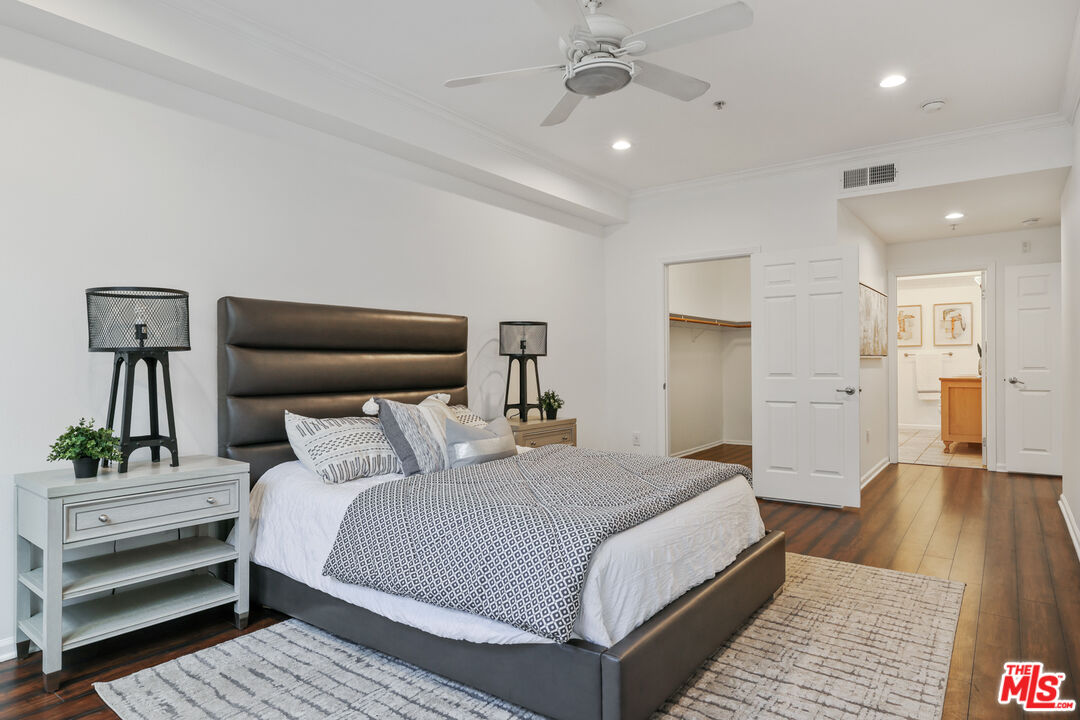 12407 Moorpark St Unit: 102