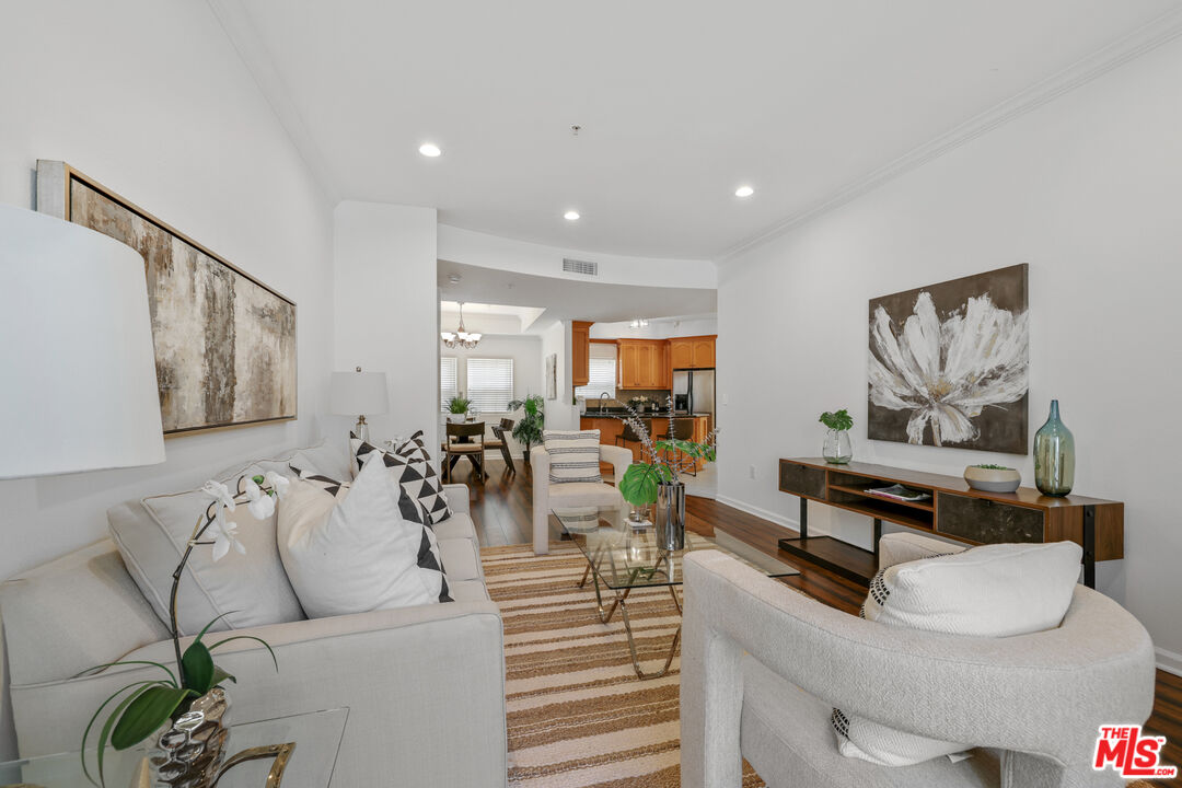 12407 Moorpark St Unit: 102