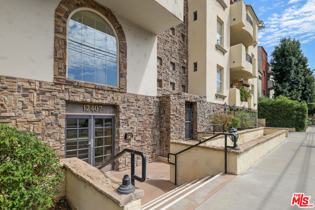 12407 Moorpark St Unit: 102