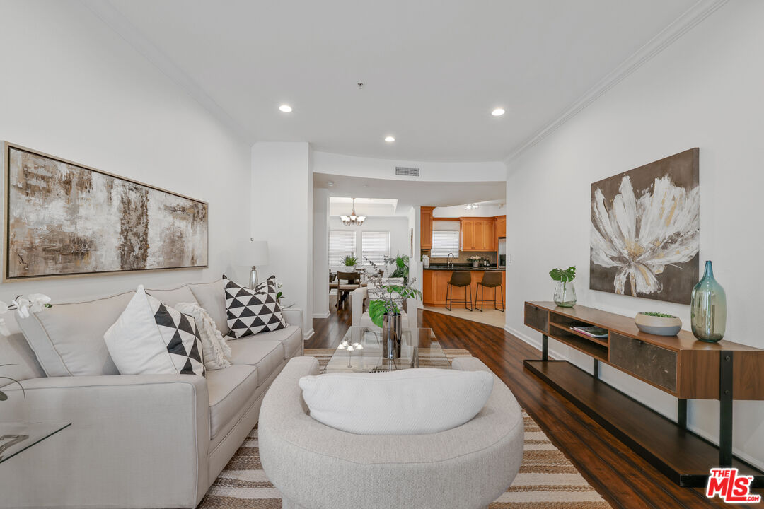 12407 Moorpark St Unit: 102