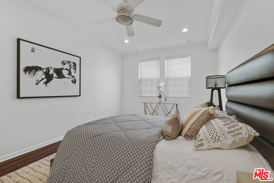 12407 Moorpark St Unit: 102