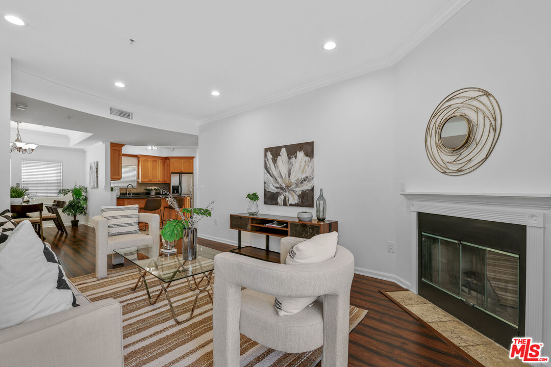 12407 Moorpark St Unit: 102