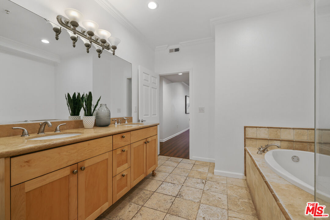 12407 Moorpark St Unit: 102