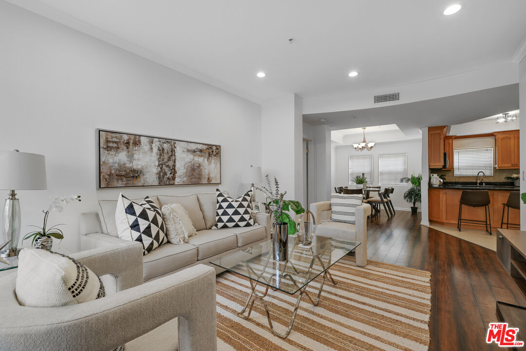 12407 Moorpark St Unit: 102