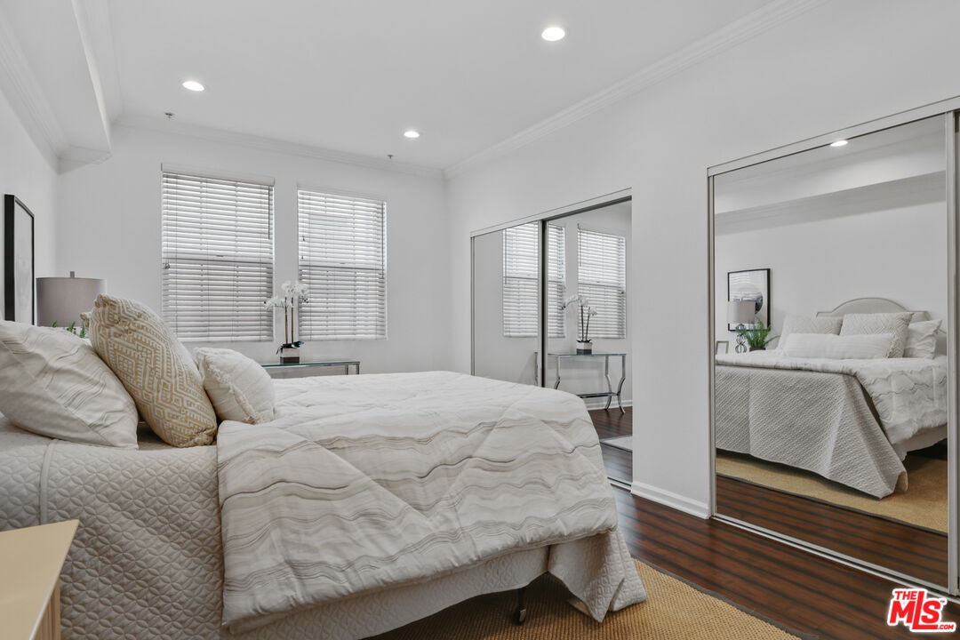 12407 Moorpark St Unit: 102