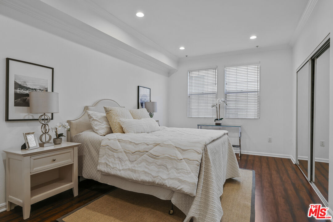 12407 Moorpark St Unit: 102