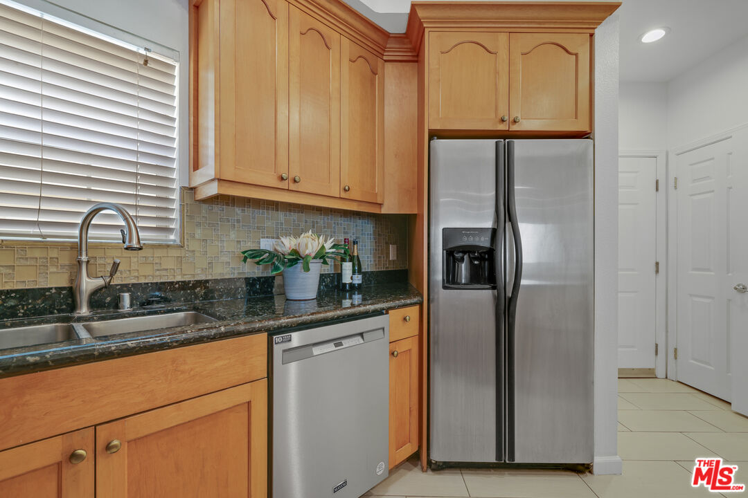 12407 Moorpark St Unit: 102