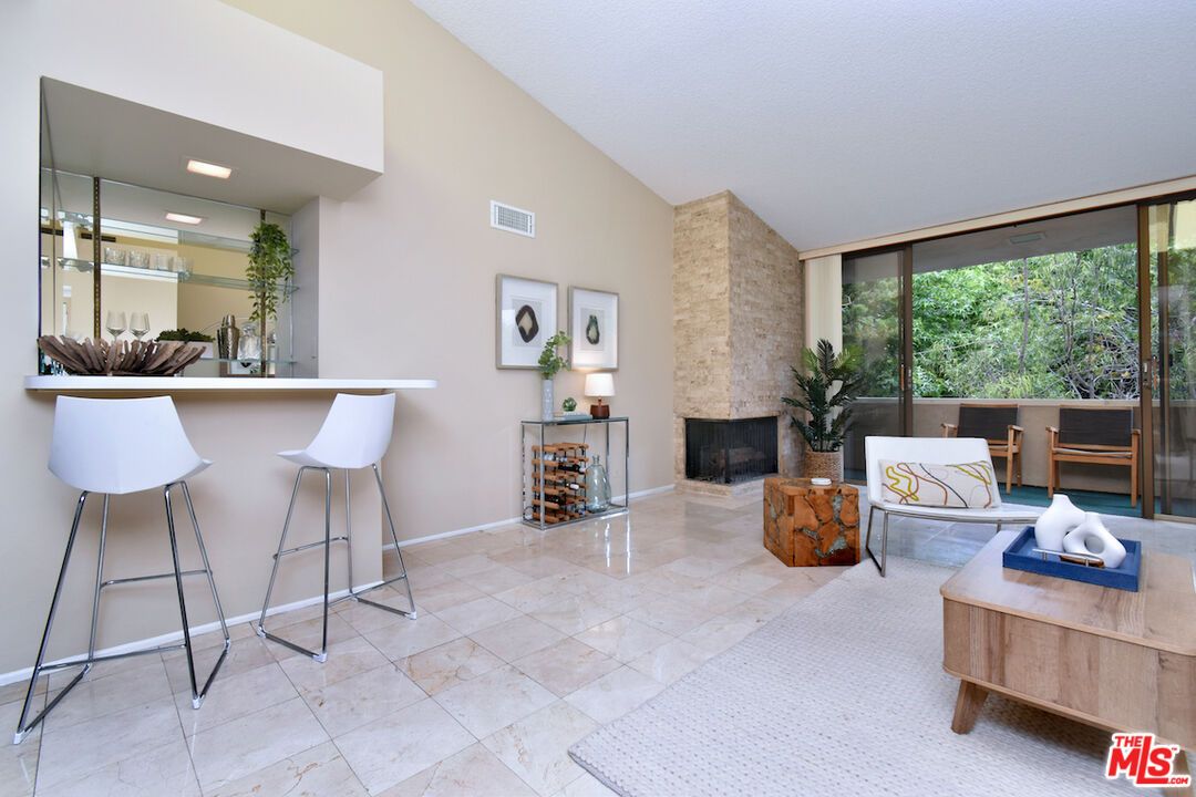 1233 Amherst Ave Unit: 301