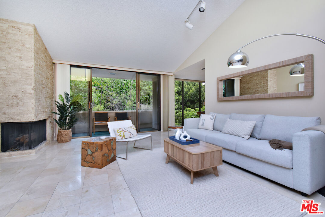 1233 Amherst Ave Unit: 301