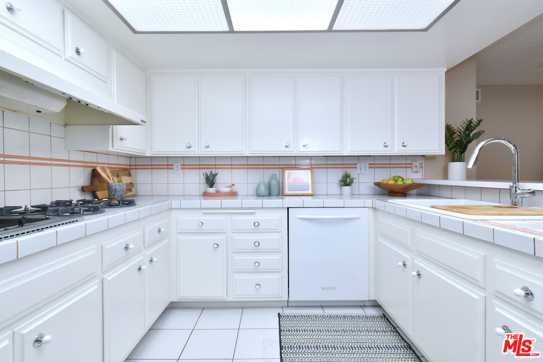 1233 Amherst Ave Unit: 301