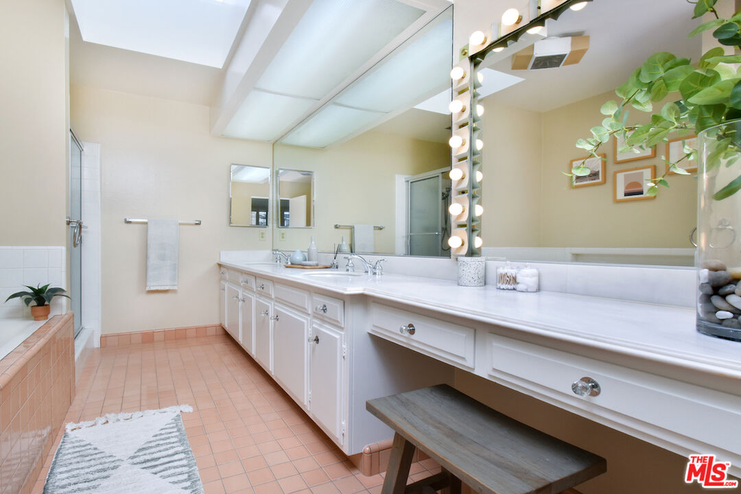 1233 Amherst Ave Unit: 301