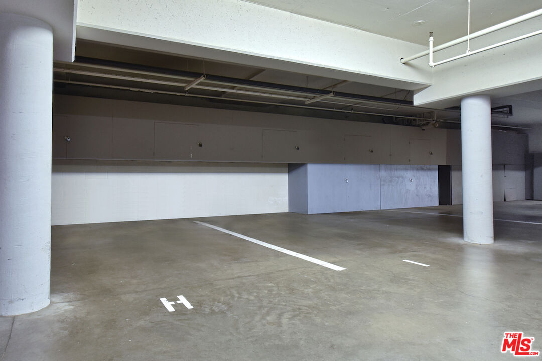 1233 Amherst Ave Unit: 301