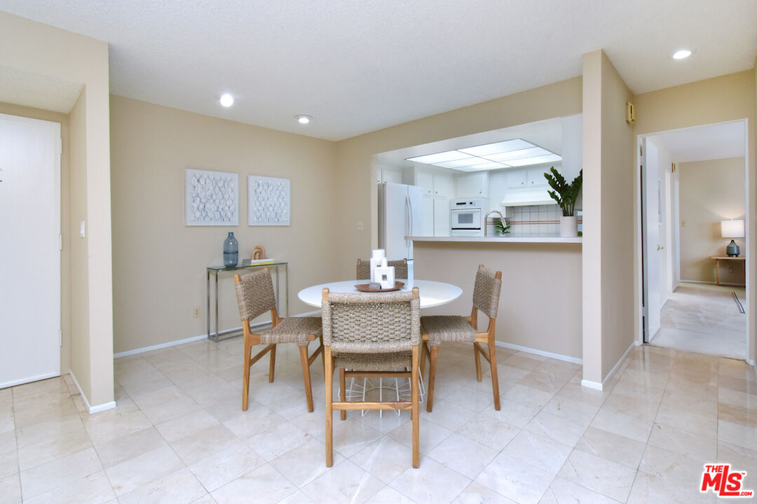 1233 Amherst Ave Unit: 301