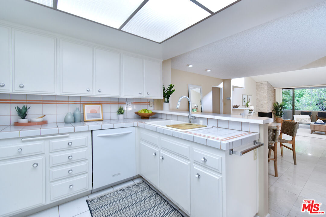 1233 Amherst Ave Unit: 301