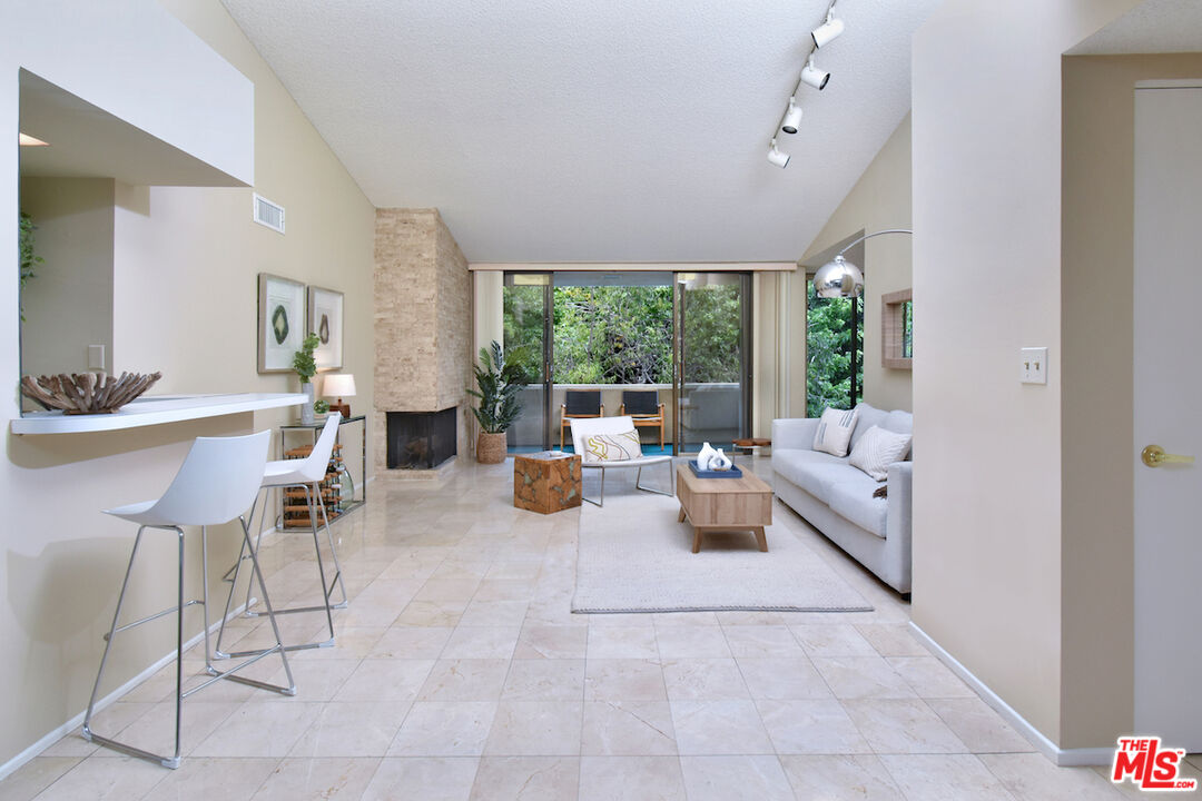 1233 Amherst Ave Unit: 301