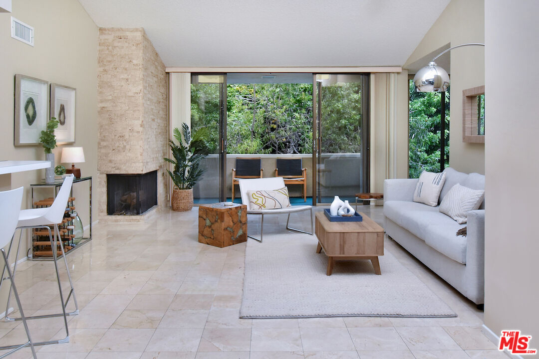 1233 Amherst Ave Unit: 301