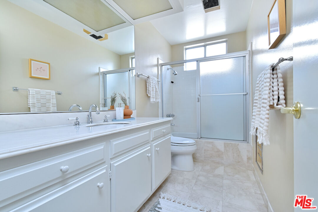 1233 Amherst Ave Unit: 301