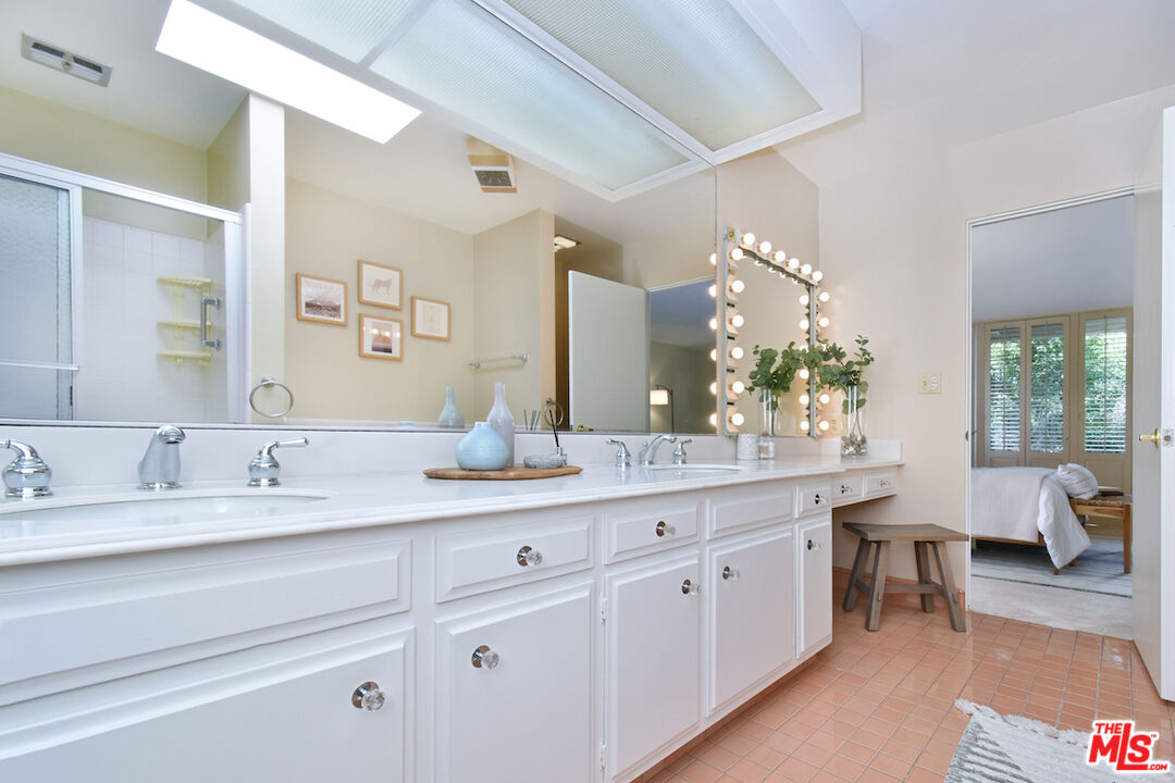 1233 Amherst Ave Unit: 301