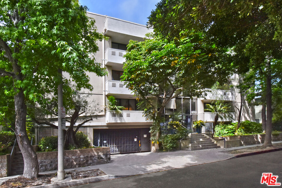 1233 Amherst Ave Unit: 301