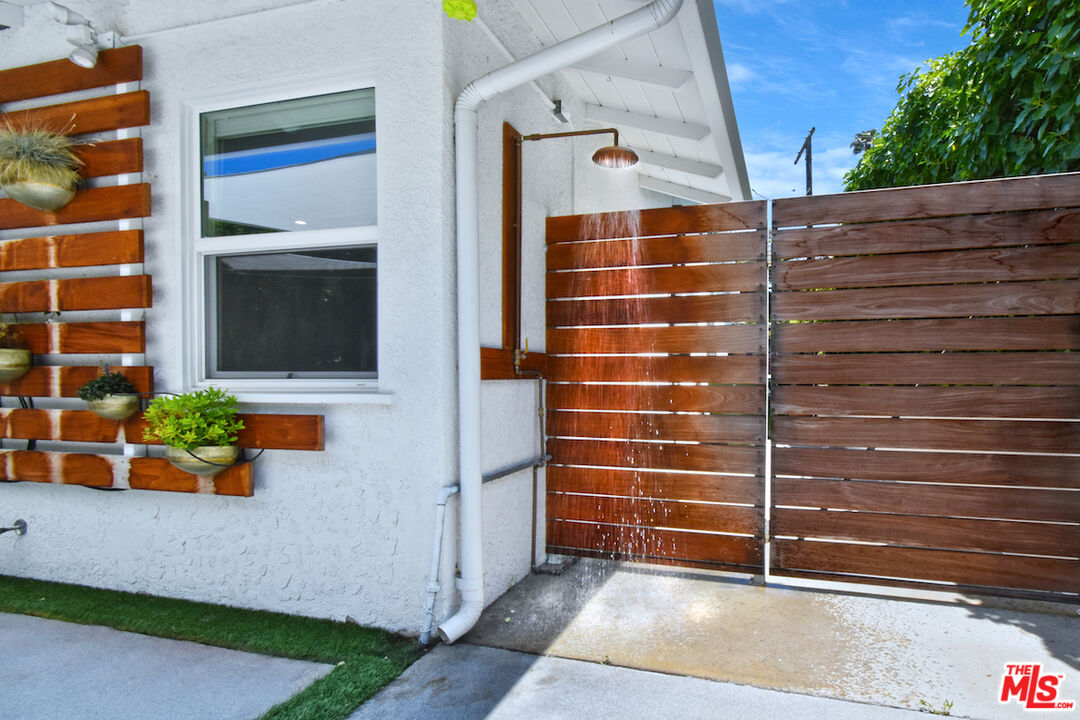 3483 Woodcliff Rd