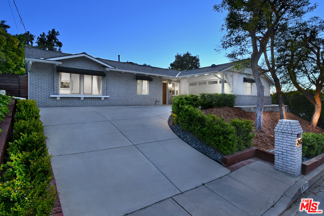 3483 Woodcliff Rd