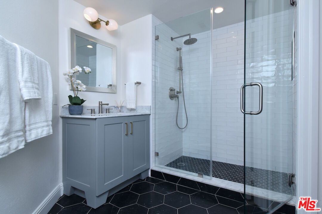 4202 Whitsett Ave Unit: 104