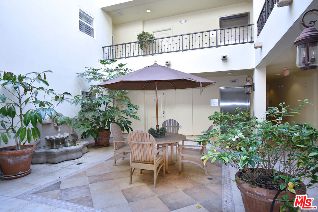 4202 Whitsett Ave Unit: 104