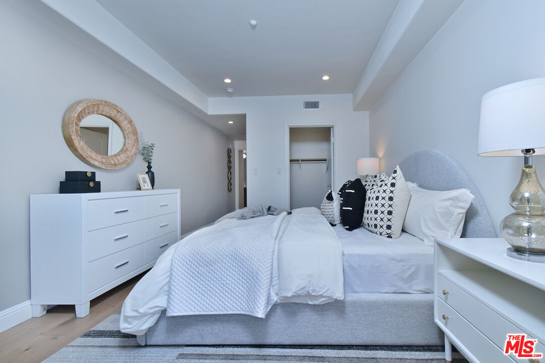 4202 Whitsett Ave Unit: 104