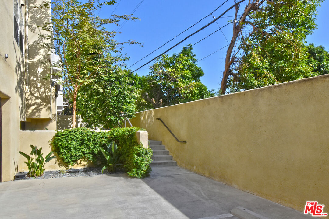 4202 Whitsett Ave Unit: 104