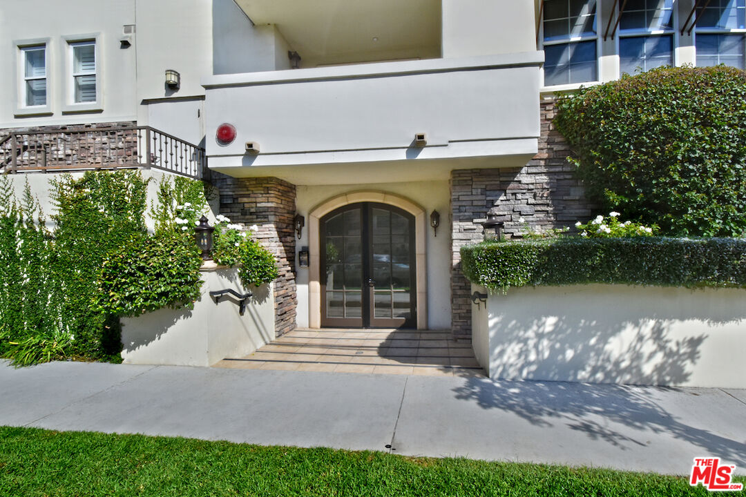 4202 Whitsett Ave Unit: 104