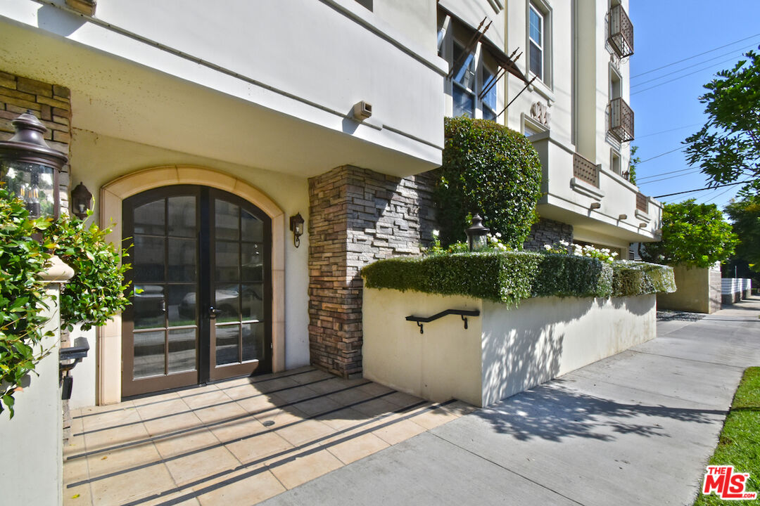 4202 Whitsett Ave Unit: 104