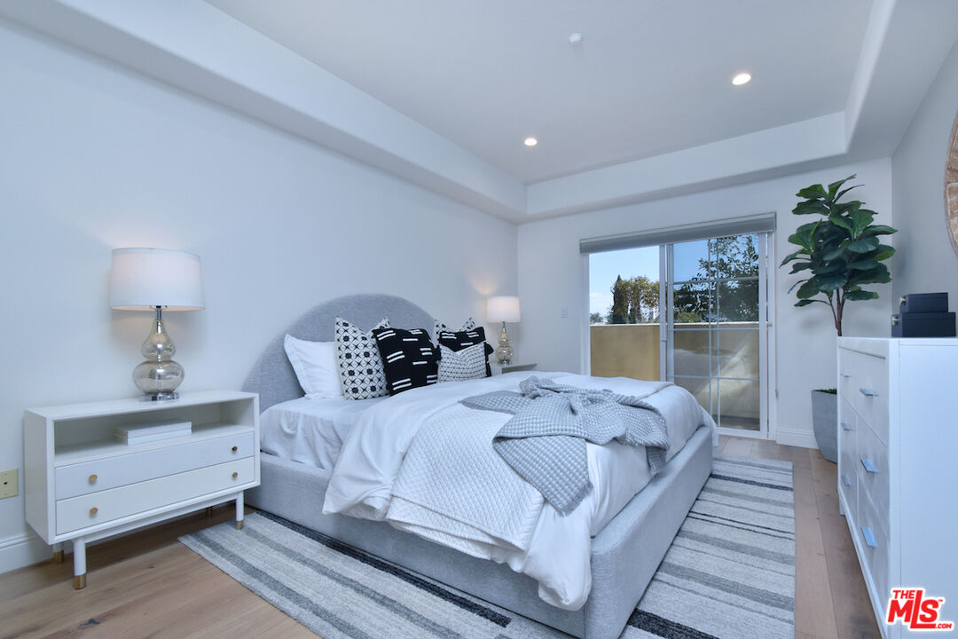 4202 Whitsett Ave Unit: 104