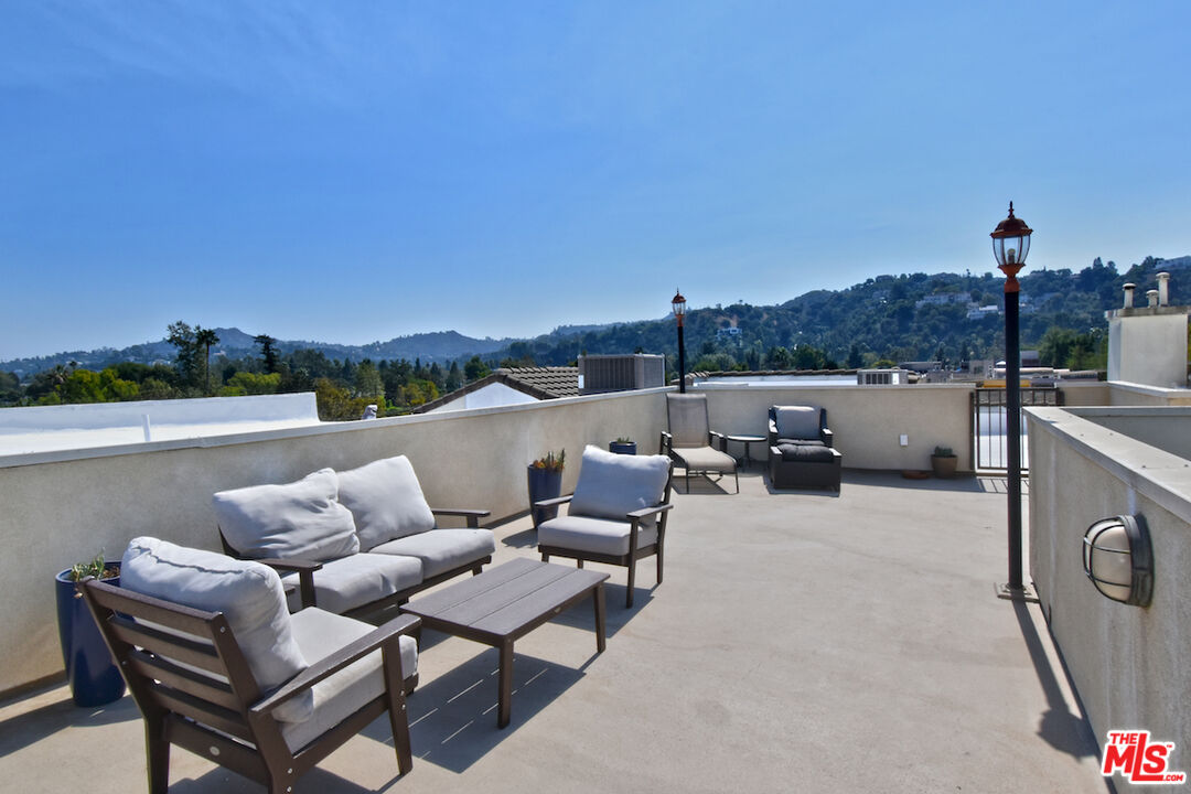 4202 Whitsett Ave Unit: 104