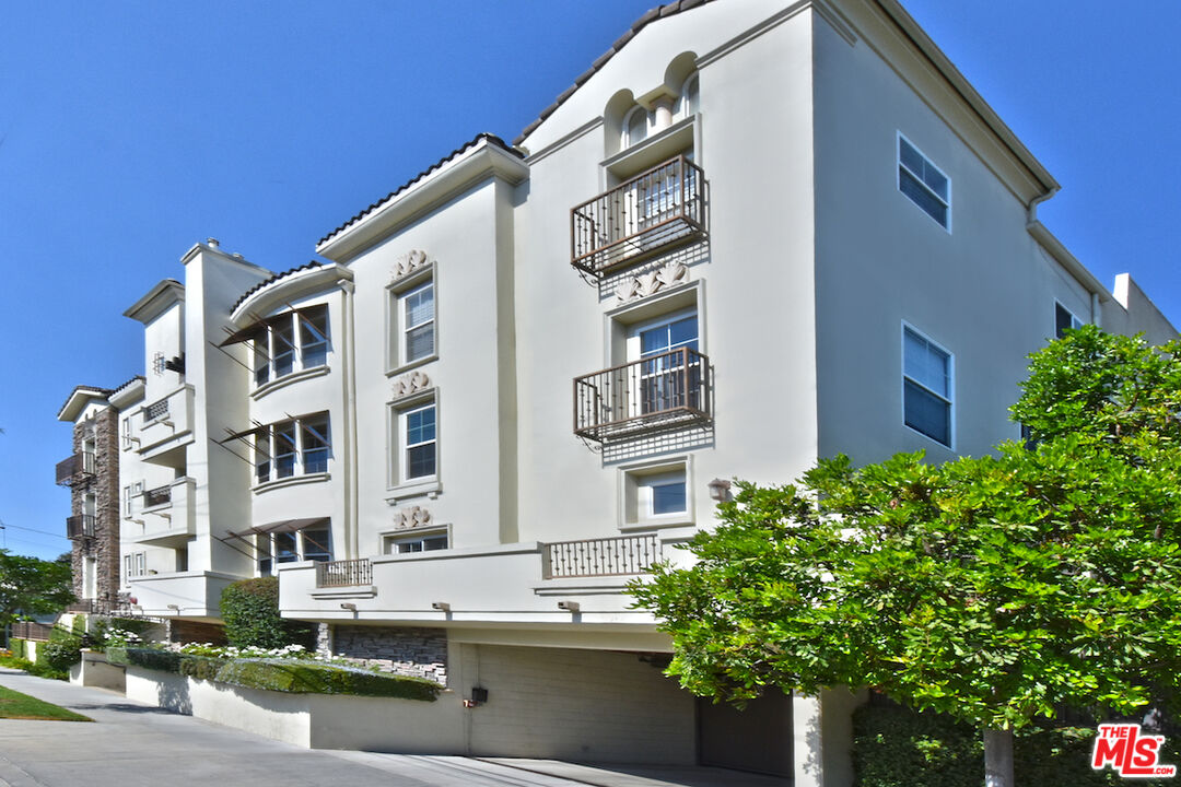 4202 Whitsett Ave Unit: 104