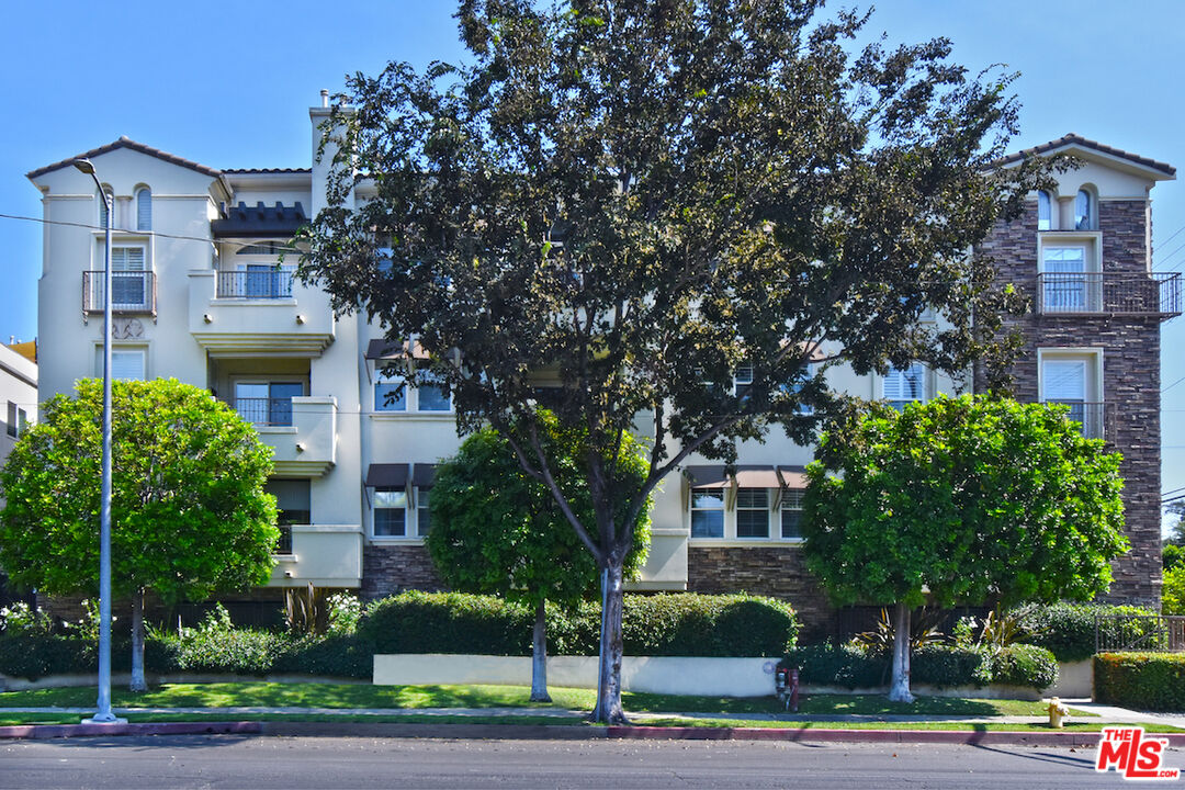 4202 Whitsett Ave Unit: 104