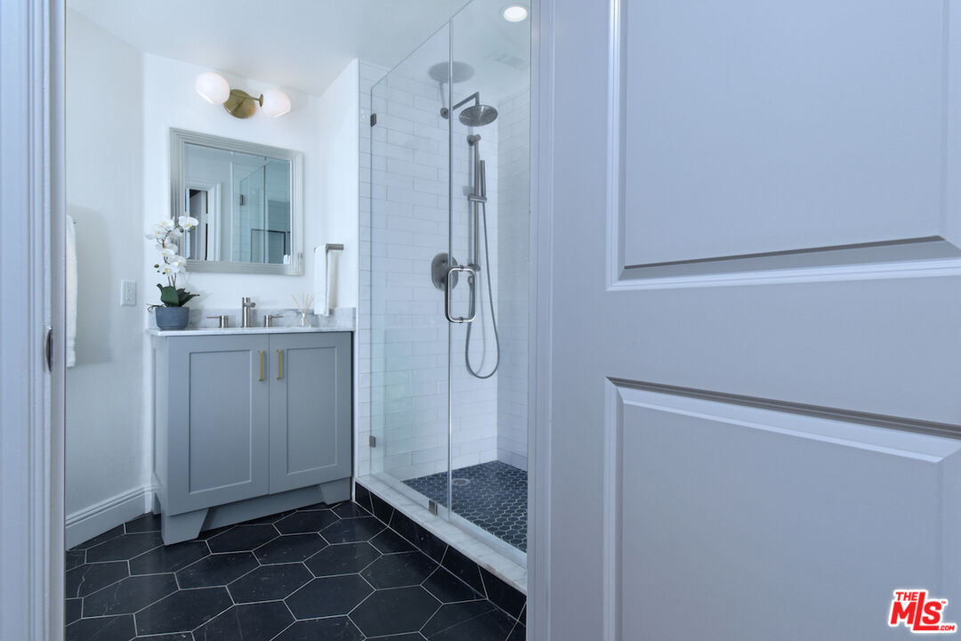 4202 Whitsett Ave Unit: 104