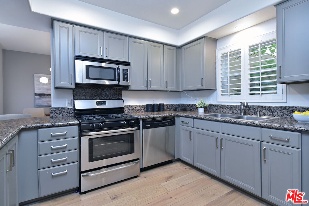 4202 Whitsett Ave Unit: 104