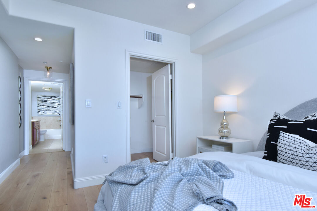 4202 Whitsett Ave Unit: 104